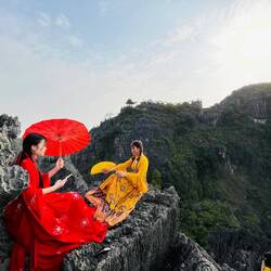 Man kann die Kleider im Ort kaufen, sich schminken lassen und dann in FliFlops den Berg hochwandern