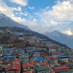 Der Himmel hat sich nochmal geöffnet : das ist Namche mit Panorama :)