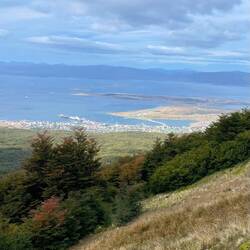 Mitte: zwei Landebahnen des Flughafens, eine kleine quer, eine grosse längs