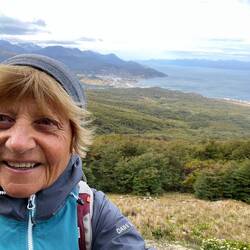 Regine ist noch kein Selfie-Experte! Blick auf Ushuaia und den Beagle-Kanal