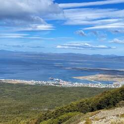 Vorne Ushuaia, Mitte: Halbinsel mit Flughafen, hinten: Isla Navarino, dazwischen der Beagle-Kanal