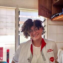 Pruik van Estelle, zal nig wat moeten oefenen om deze juist op te zetten