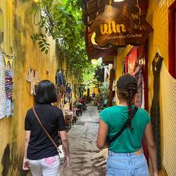 Kiara et Cha dans une ruelle toute mimi