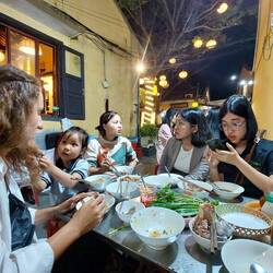 Moi, la fille de Hoàng, Hoang, Vi et sa fille, Kiara (La petite est fan de mes cheveux)
