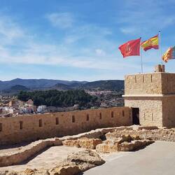 Hoch oben über der Stadt: Castell i Fort de l'Estrella