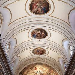 Alles aus Marmor und Gold