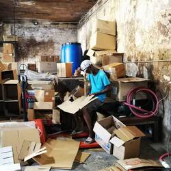 Hier werden die Kartons zusammen geschnitten und gefaltet