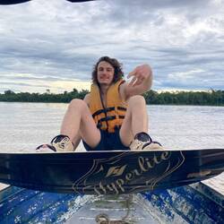 Bei Flo klappt das Wakeboaeden auf Anhieb