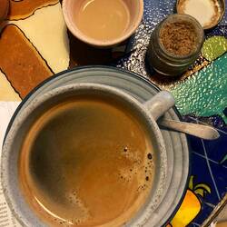 Campesiño: Kaffee mit Limette und Panela (verkochter Zuckerrohrsaft)