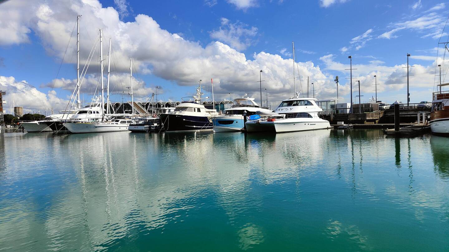 Angekommen am Hafen. Was für ein schönes Blau. Oben und unten.