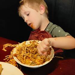 Mats bekommt eine rieeesen Portion Spaghetti Bolognese.