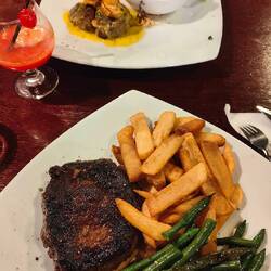 Und der Papa ein grooooßes Steak mit Pommes.