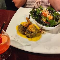 Mama ein Rindersteak mit Seafood.