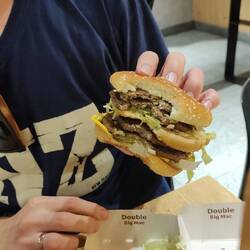 Am Nachmittag gönnte sich Marvin erst einmal eine Stärkung. Einen Doppel BigMac.