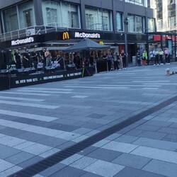 Und Mats unterstützte sie indem er seine beste Tanzperformance abliefert.