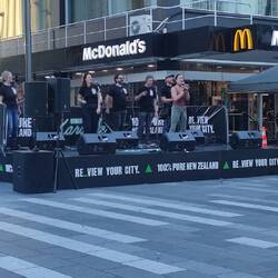 Und hier verausgaben sich Leute mit und ohne Stimme ;)