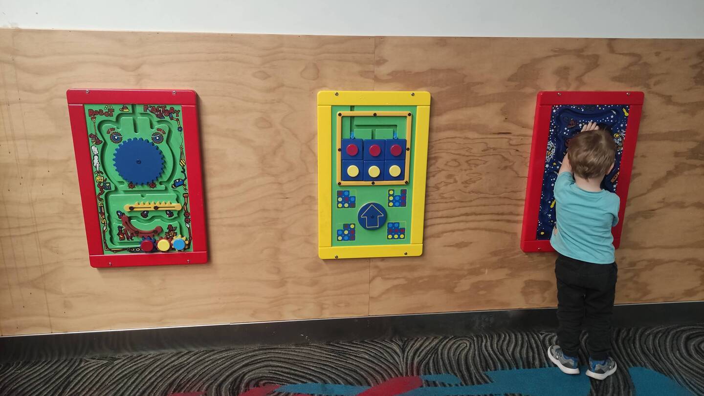 Auckland Airport: Noch ein wenig spielen am Gate, bis wir einsteigen durften.