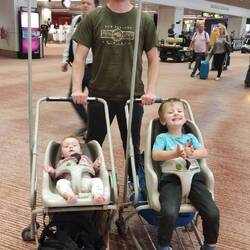 Yeiiii beide Kinder in Buggies gepackt. Keiner meckert! ;)