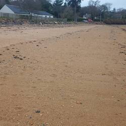 Carantec, links das weiße Gebäude ist der Kindergarten