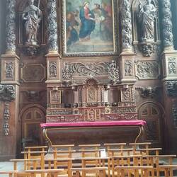 Einer von zahlreichen geschnitzten Altaren in der Kathedrale