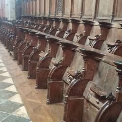 Altargestühl aus massiver Eiche. 500 Jahre alt