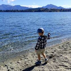 Und Steinchen ins Wasser werfen.