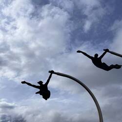 Kunst an der Strandpromenade, die den stets präsenten Wind wunderschön einfängt