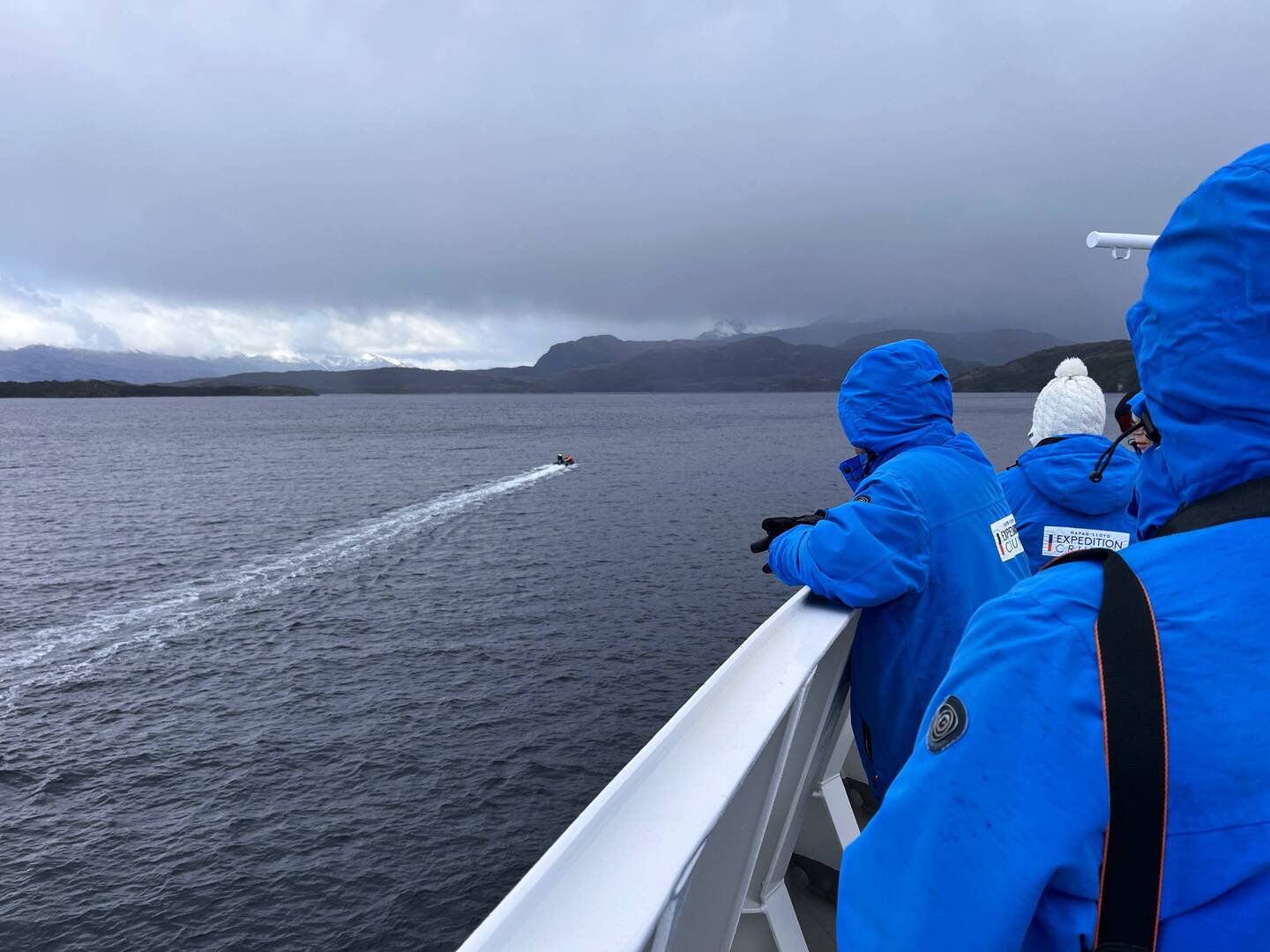 der Staff Captain fährt vor, um die Strömung zu messen