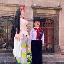 Jardin - with mojigangas every night