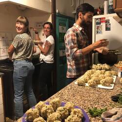 Am Semmelknödel produzieren. Bekomme Hilfe von Tomi und Flor (Hostelbesitzerin)