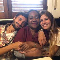 Tomi und Luli mit Putzfee Anita