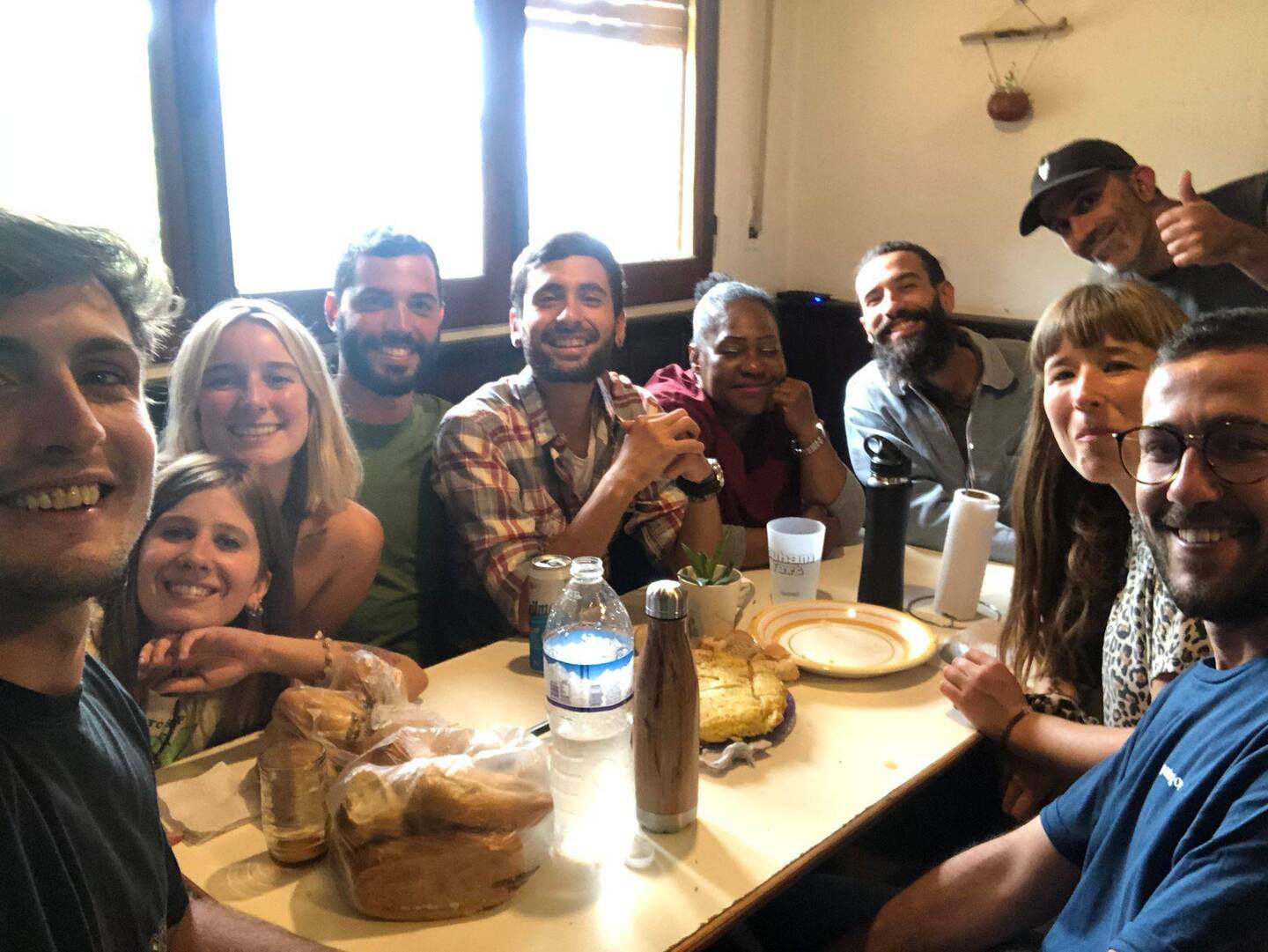 Von links: Alejo, Luli, Lunga (kein Volunteer), Nacho, Tomi, Anita (Putzfee), Isma, Sebas, Ich, Axel