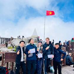 Glücklich aber platt auf dem Gipfel 3.142 Höhenmeter