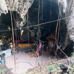 Früher war die Höhle tiefer und die Kambodschaner wurden von den Roten Khmer runtergeworfen.