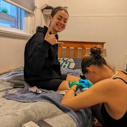 Lu tattoing kieken op non velo to Ky