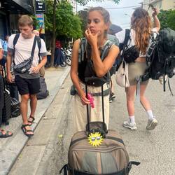 Contente d'avoir été réveillée pour descendre du bus