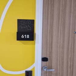 Klingelschild im Hostel