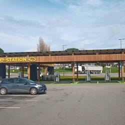 Moderne Zeiten. Große Ladestation beim Lidl für E- Fahrzeuge