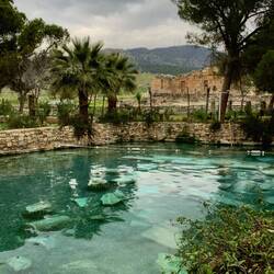 In diesem Thermalbad liegen Säulen aus der Antike. Selbst bei 10 Grad konnte man baden
