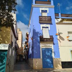 Vor lauter bunten Figuren fallen die bunten Häuser nicht mehr auf