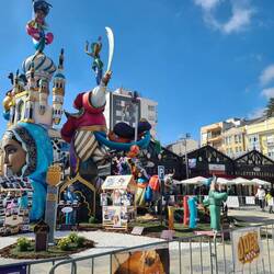 An allen Plätzen und vor allen wichtigen Gebäuden findet man die Fallas