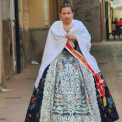 Jeder Stadtteil stellt eine Fallera.Aus allen Mädchen wird die Fallera mayor gewählt