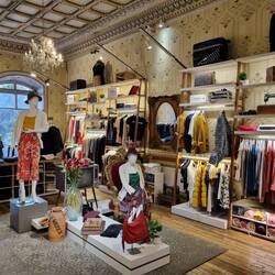 Elegantes Kaufhaus im Kolonialgebäude 👗