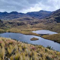 Karge Seenlandschaft auf etwa 4.000 Metern