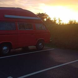 Mein heutiger Stellplatz, hinter den Bäumen liegt das Meer