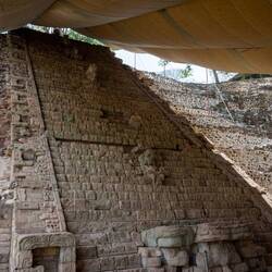 Diese Treppe ist voller Schriftzeichen der Maya - einzigartig in ganz Mittelamerika!