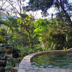 Ein Spa mitten im Wald, gespeist vom 90° heissen Bach!💦