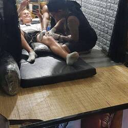 Traditionelles Tattoo mit Bambus statt Maschine