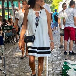 So leicht bekleidet flaniert man in diesen Tagen an der Plaza Dorrego.