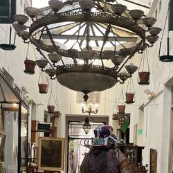 Antiquitäten in einer alten Passage